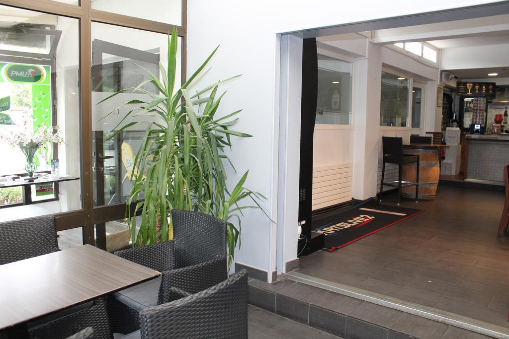 La Hourquie Cafe Hotel Morlaas Exterior photo